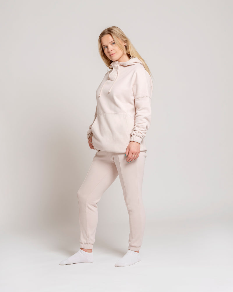 Organic cotton joggers for women made from incredibly soft french terry fabric. These organic chic, organic cotton sweatpants are made to be versatile and comfortable with a timeless design. Your favorite basic sweat that you will never want to take off. Shop our organic french terry jogger and see for yourself.